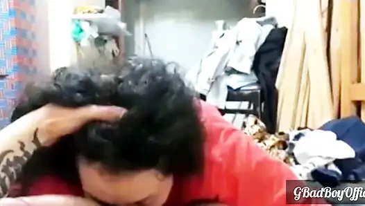 Yaşlı kadın genç bir adamın yarağının tadını çıkarıyor