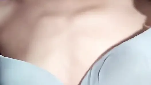 Hintli Kızın Göğüslerine Bastırıyor Ve Amcığı Yumuşak Meme Oyunu Gösteriyor Ve Islak Parmaklama Azdırıyor