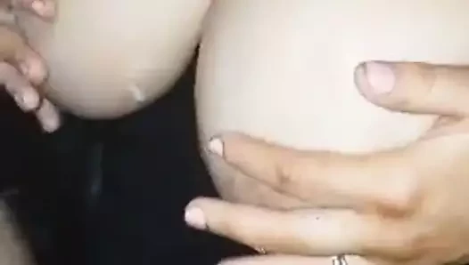 Büyük zenci yarağı göğüslerine boşalıyor