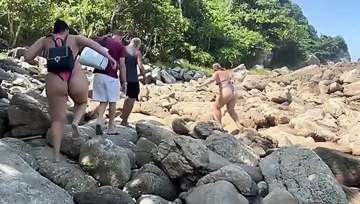 Terk edilmiş plajın izinde tanga bikinili sıcak esmerler lezzetli
