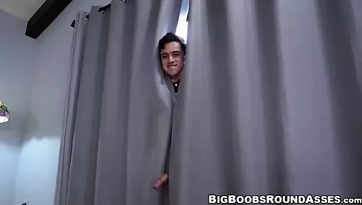 Bir balon ile Asya güzellik ama üvey kardeşi yapmayı kabul eder