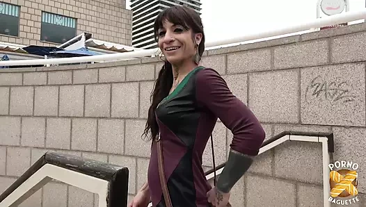 Güzel bir esmer olan Elea sonunda fantezisini gerçekleştiriyor