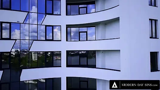 Modern zamanların günahları - 2 kızgın adam sürtük kız arkadaş Gizelle Blanco'yı asansörde sert sikiyor