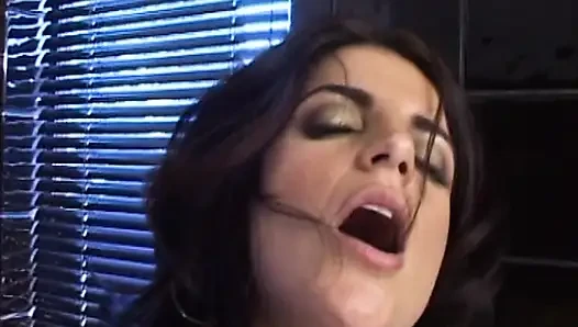 Büyük göğüslü porno yıldızı banyoda sikiliyor