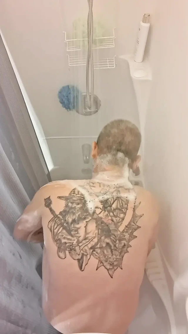 Dubesnackes, "duş zamanı", sabun kabarcıklarını vücudumun her yerine sürtünüyor, sonra yarağımın ovarak temiz olduğundan emin oluyor.