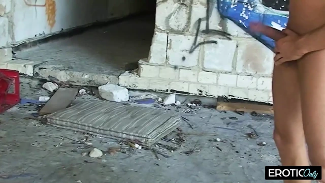 Endüstriyel sikiş - yabancı beni koridorda acımasızca sikiyor