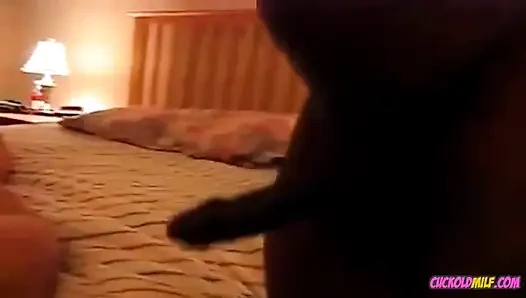 Kocasını büyük zenci yarağı ile domaltarak aldatan orta yaşlı seksi kadın