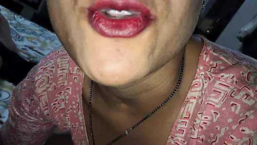 Ateşli Hintli evli kadın xshika yarak emiyor