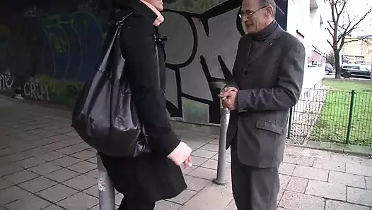 Büyük memeli genç kız kıdemli tarafından sikiliyor