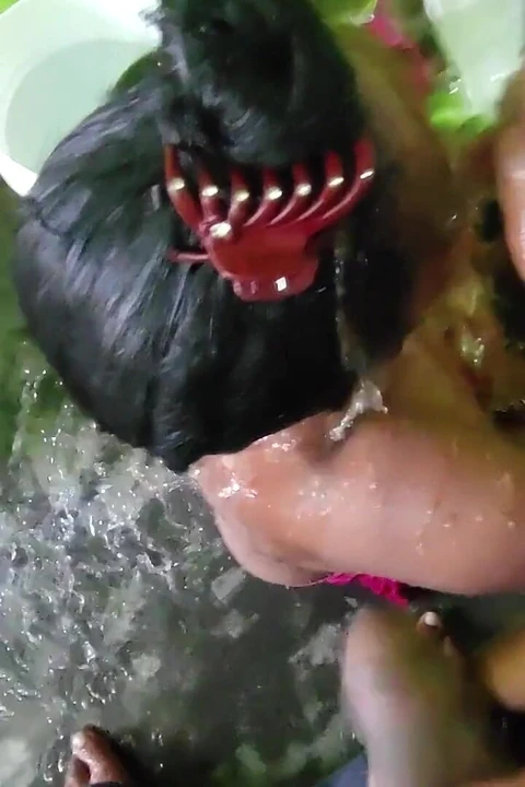 Заставил дези бхабхи пососать мой хуй во время принятия ванн