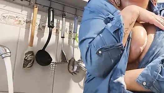 Anne bulaşık sabunu ile oynuyor