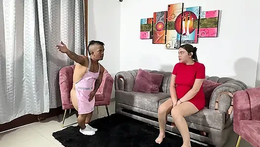 Küçük üvey erkek kardeşimin küçük kıyafetlerle temizlik yaptığını görüyorum ama azıyorum ve sonunda ondan amcığıma nüfuz etmesini istiyorum.