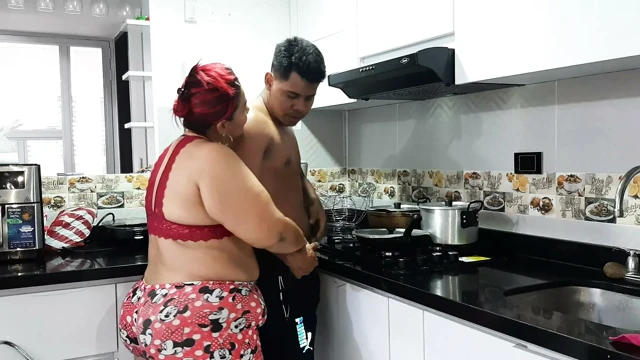 Üvey annem kocaman kıçı ile beni baştan çıkarıyor