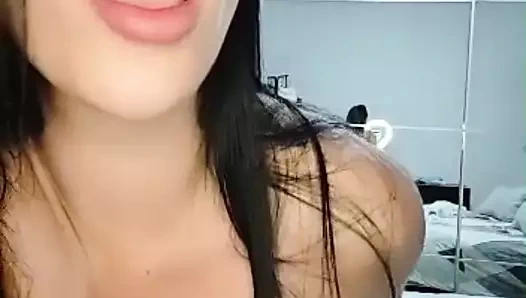 Esmer kadın heyecanlanıyor ve mastürbasyon yapması ve yüksek sesle inlemesi gerekiyor