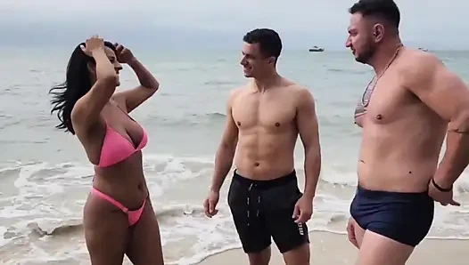 Sahilde iki kediyle tanıştım ve onlarla sikiştim