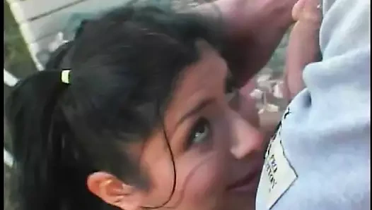 Unutulmaz güzel esmer fahişe gerçek bir kovboy kız gibi dışarıda horoz sürme