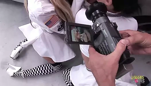 Sahte memeli iki orta yaşlı seksi kadınla dörtlü seks başlatmak için lüks bir araba yeterli