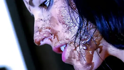 Charlotte ve Jordanne mutfakta oynuyor