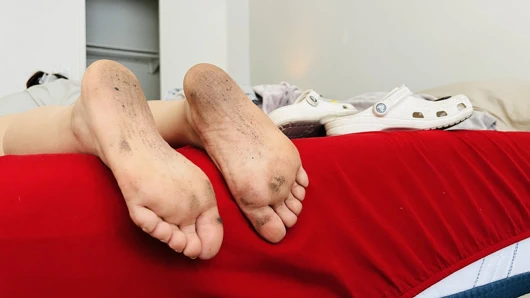 Crocs fetiş ayakkabı oyunu, latin tabanlar, ayaklar, ayak parmakları, joi ayak fetişi, tanrıça