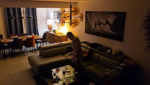 İş yerinden eve geldiğinde oturma odasında yakalandı