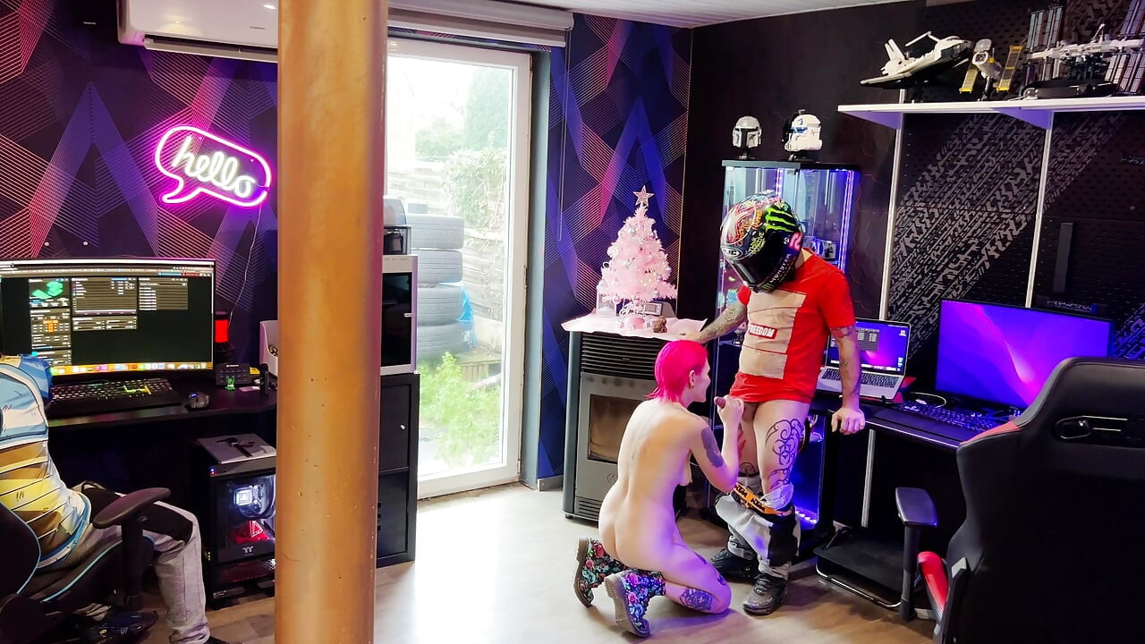 Kocam izlerken kurye amcığıma boşalıyor