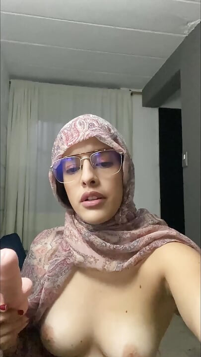 Arap tesettürünü giyiyor ve anal olarak birden fazla yarakla seks yapıyor zevkle inliyor
