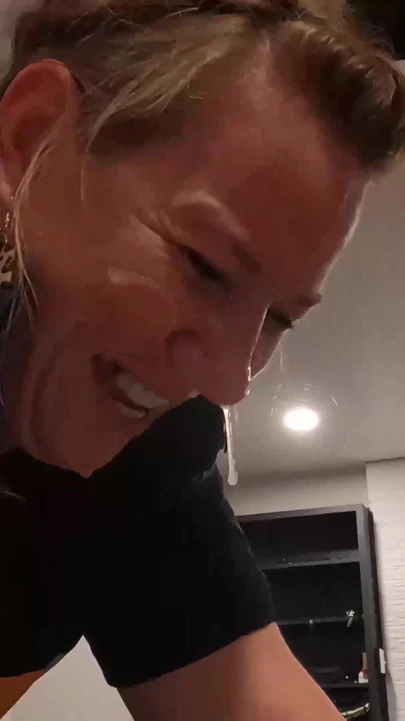 Запоминающийся момент из "Подборки камшотов на лицо и в любительском видео - еще больше!"