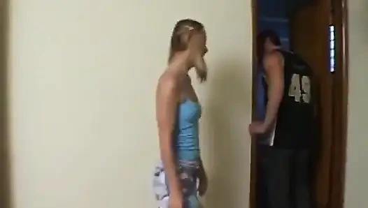 Sıska sarışın hatun parmaklanıyor ve sert sikiliyor