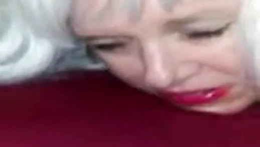 Sıkı kedi sarışın orgazm üzerinde bir büyük siyah horoz