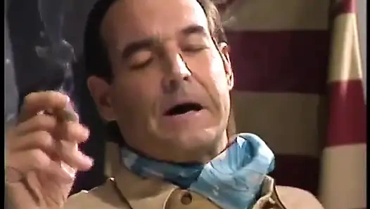 Büyük yaraklı adam bu çarpıcı sarışın bombada amını yalıyor ve sikiyor