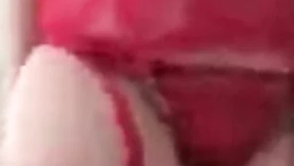 KARISINA KIRMIZI JARTIYERI GIYDIRIP POMPALIYOR