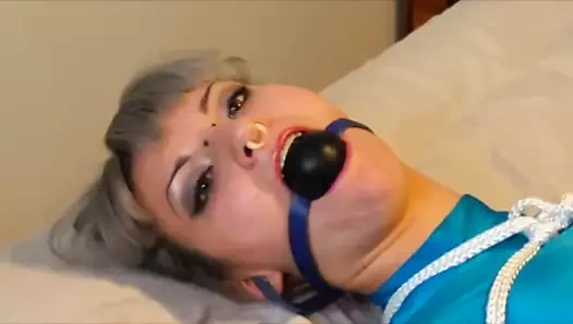 kız tayt bağladı ve gıdıkladı