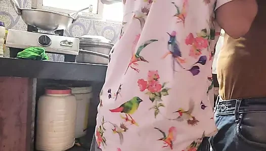 Üvey erkek kardeşim eğlenirken mutfağımda beni izliyor, ama küçük bir yarağa ihtiyacım vardı, Hintçe ses