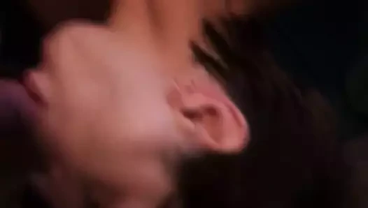 Redhead kız arkadaş oynuyor ona kedi ve emme horoz