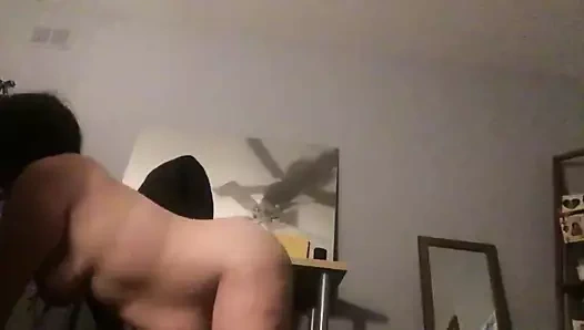 Milf dört ayak üzerinde sürünerek