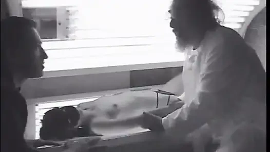 Sevimli koyu saçlı hasta Monika Unco yeni tıp testinde yer almak için seçildi