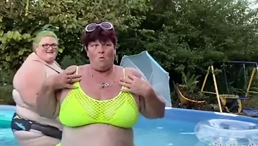 Ssbbw havuzda, komik