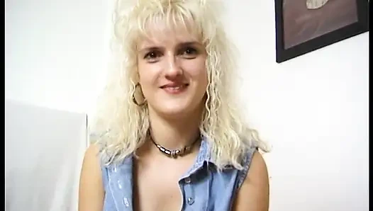 Sarışın Alman orta yaşlı seksi kadın tek başına iş yapıyor