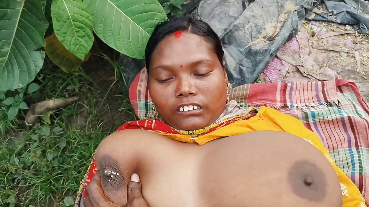 Indian hot wife ki Jungle Safai karte waqt chudai ki