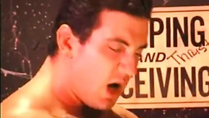 Ateşli kaslı adam sert sikişiyor