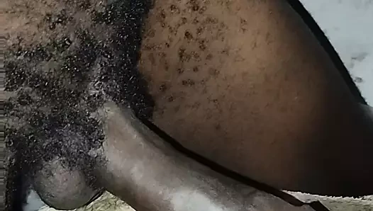 Büyük Kenyalı zenci yarağı porno izledikten sonra mastürbasyon yapıyor