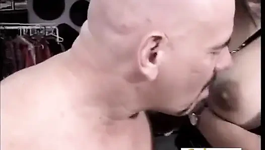 Önce beni sikiyor sonra takma yarak kullanıyorum ve onu sikiyorum