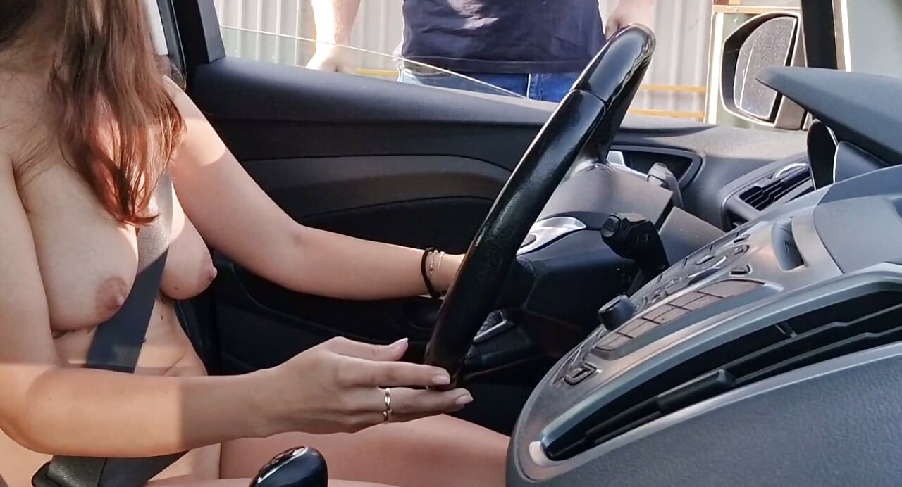 Çırılçıplak, yabancı birine yol soruyor