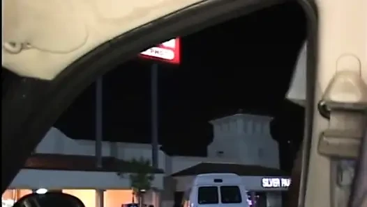 Azgın genç erkek avcısı sokakta büyük siyah bir yarağı emiyor