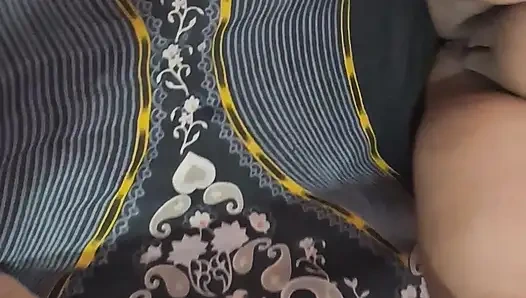 Indain Bhabi ko k ghar mai bhabi ko phela