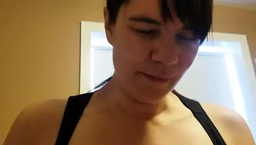 Sağladım süre eş masturbates ile yumurta izlerken porno