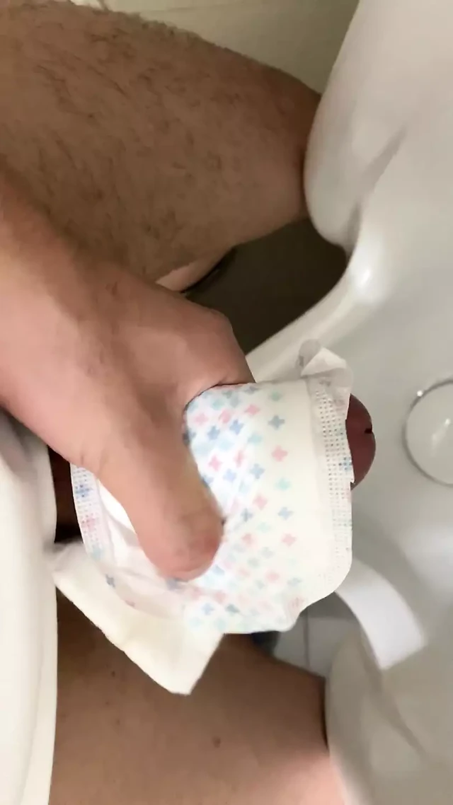 umumi tuvalette hijyenik ped üzerinde Cumming