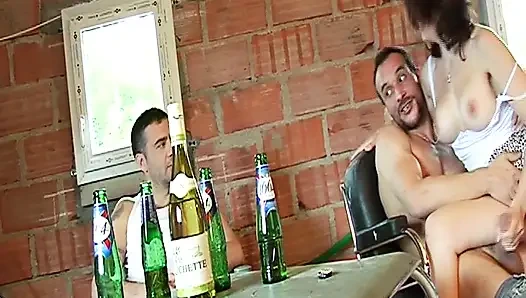 Çarpıcı Fransız hatunlarla ateşli çifte penetrasyon grup seks