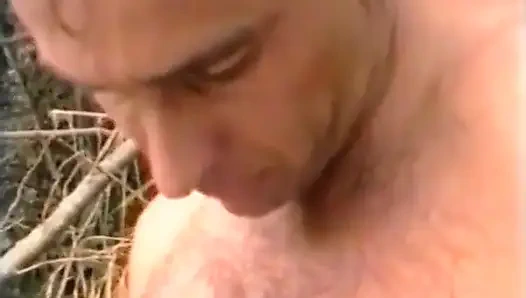 Güzel bir sarışın için doğada üçlü.