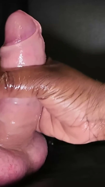 Gloryhole el işi ve 2 haftalık abstinensle büyük toplarla ve yağlanmış beyaz bir penis